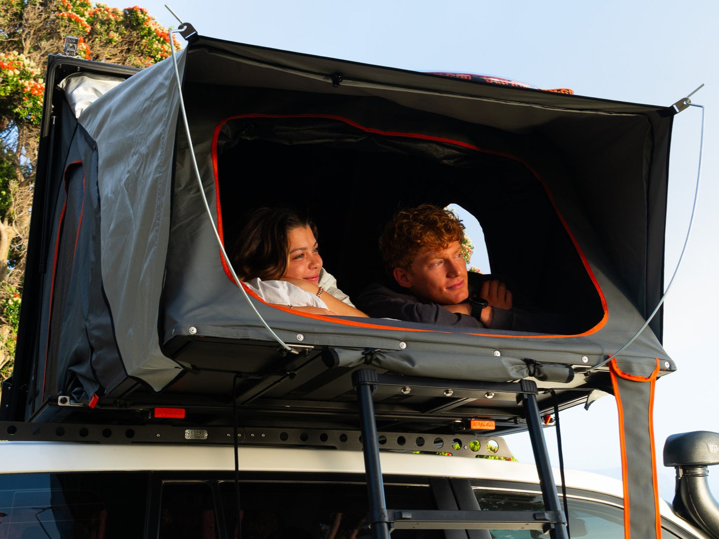 Tente de toit Alu-Cab RT-2S pour 2 personnes, coque en aluminium compacte, installée sur un véhicule tout-terrain.