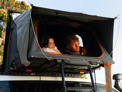 Tente de toit Alu-Cab RT-2S pour 2 personnes, coque en aluminium compacte, installée sur un véhicule tout-terrain.