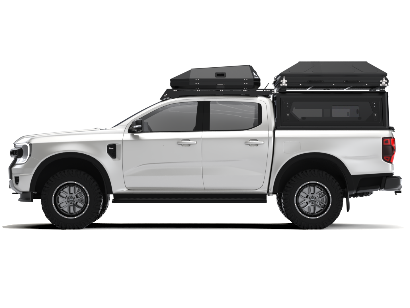 Tente de toit Alu-Cab RT-2S pour 2 personnes, coque en aluminium compacte, installée sur un véhicule tout-terrain.