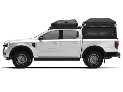 Tente de toit Alu-Cab RT-2S pour 2 personnes, coque en aluminium compacte, installée sur un véhicule tout-terrain.