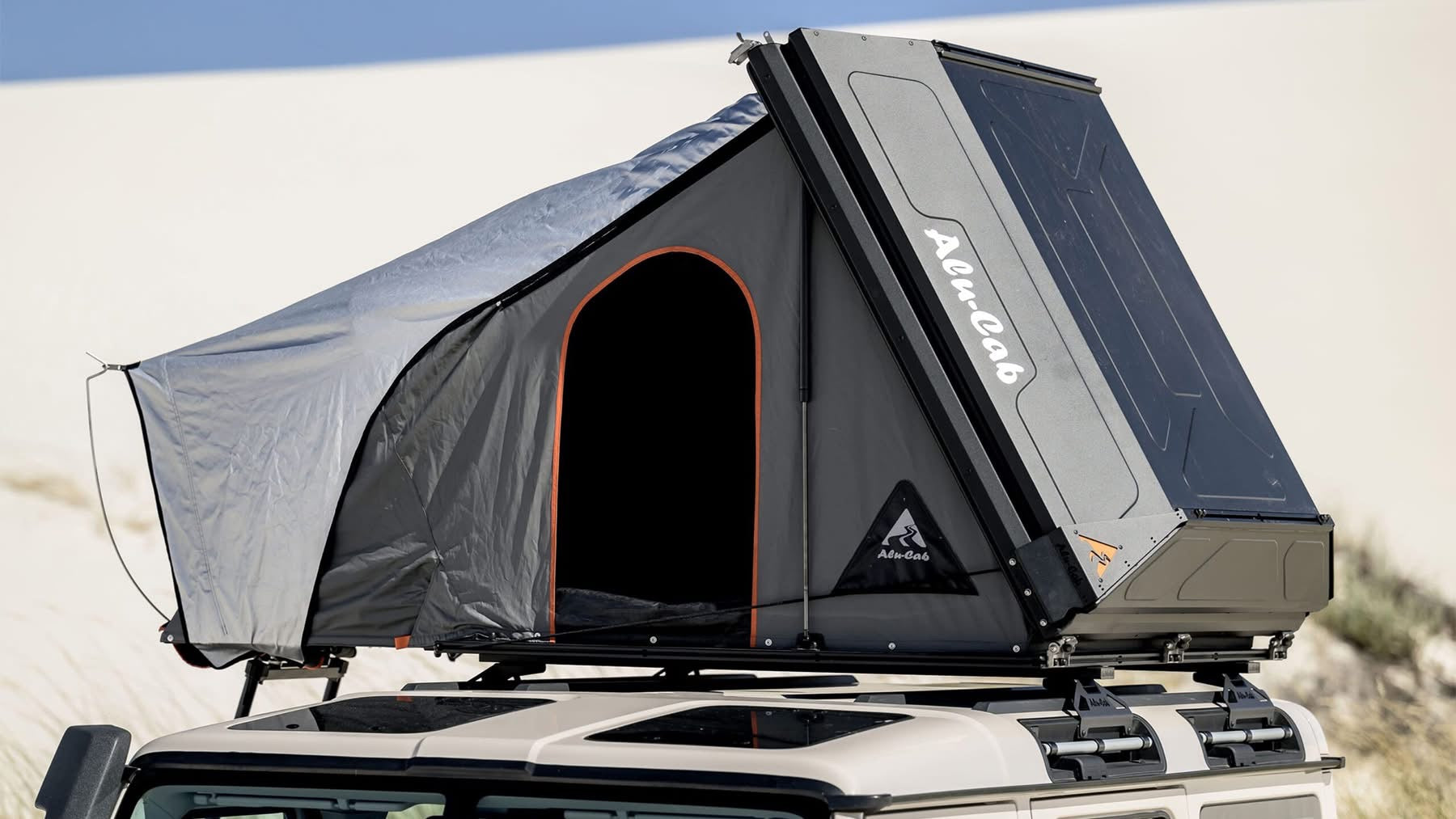 Tente de toit Alu-Cab RT-2S pour 2 personnes, coque en aluminium compacte, installation sur véhicule tout-terrain.