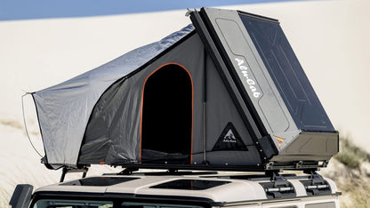 Tente de toit Alu-Cab RT-2S pour 2 personnes, coque en aluminium compacte, installation sur véhicule tout-terrain.