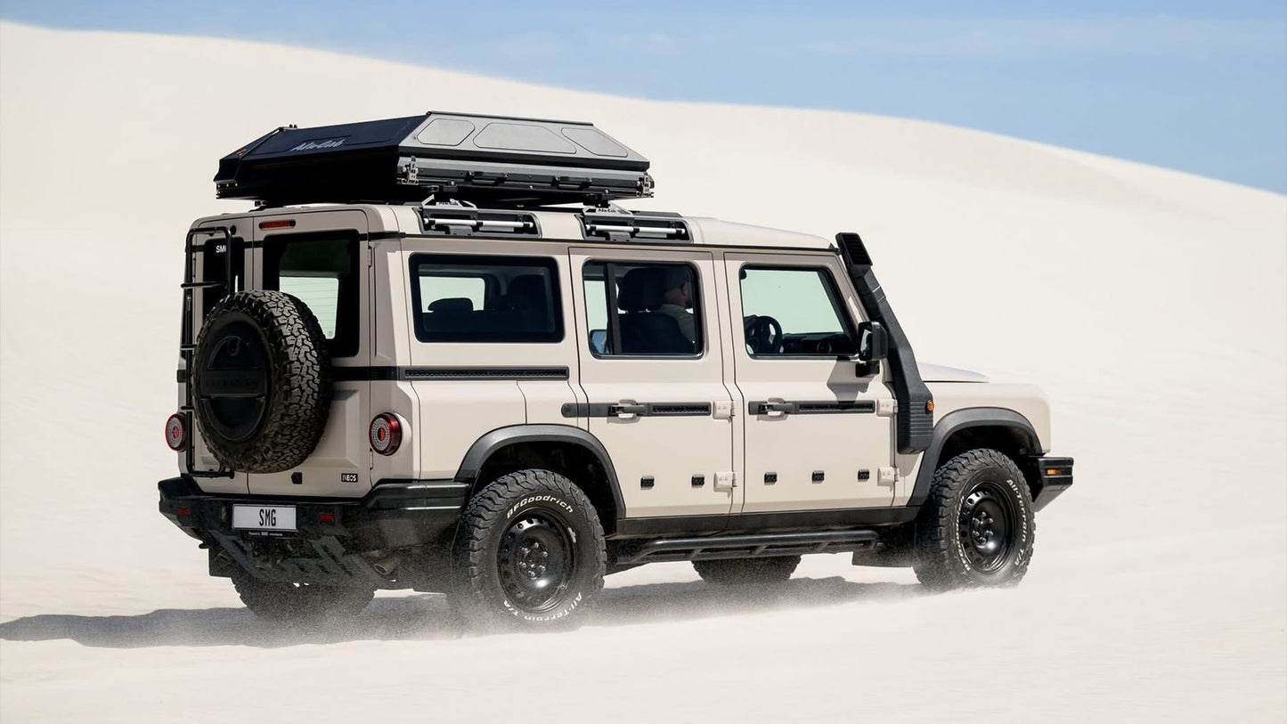 Tente de toit Alu-Cab RT-2S pour 2 personnes, coque en aluminium compacte, installée sur un véhicule tout-terrain.
