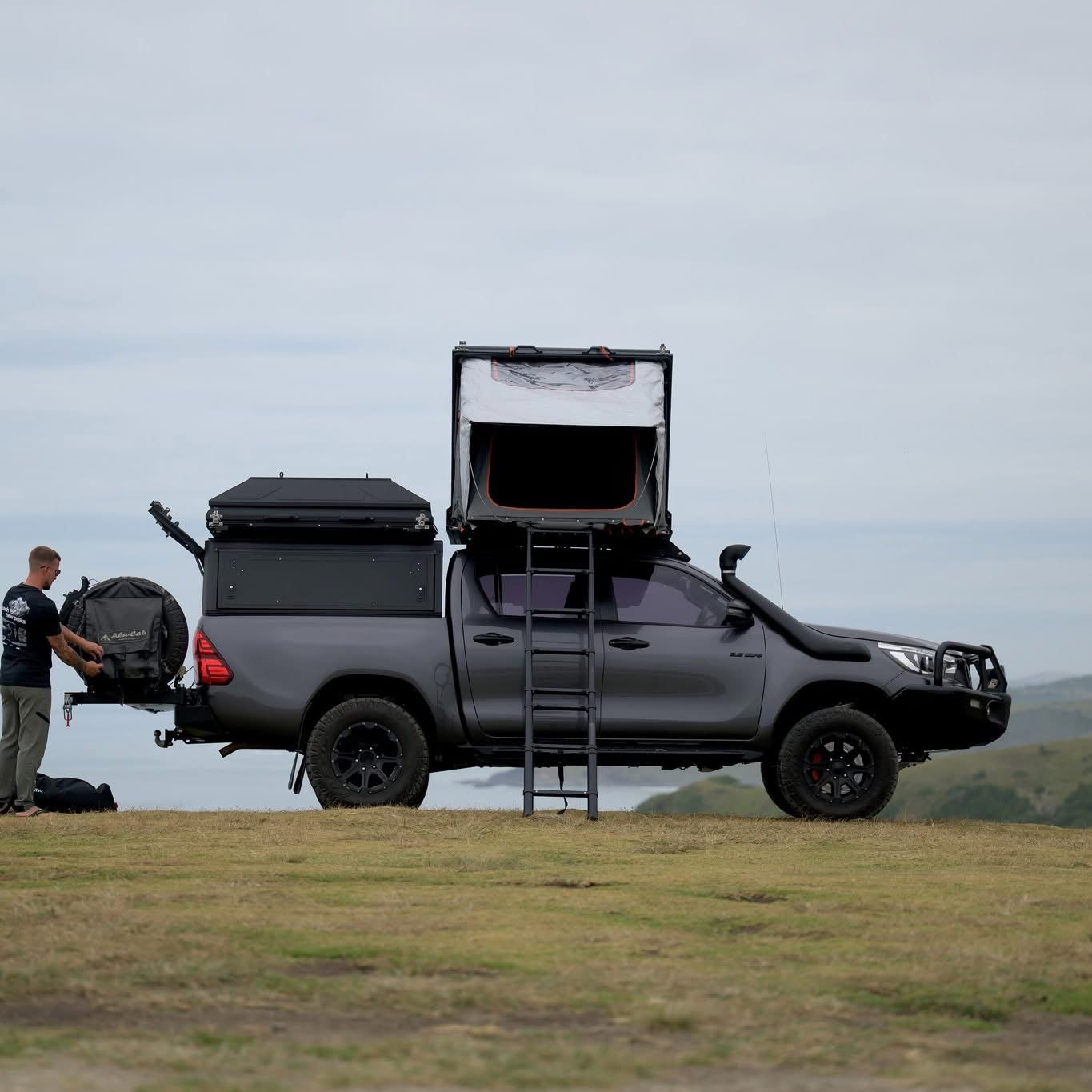 Tente de toit Alu-Cab RT-2S pour 2 personnes, coque en aluminium compacte, installation sur véhicule tout-terrain.
