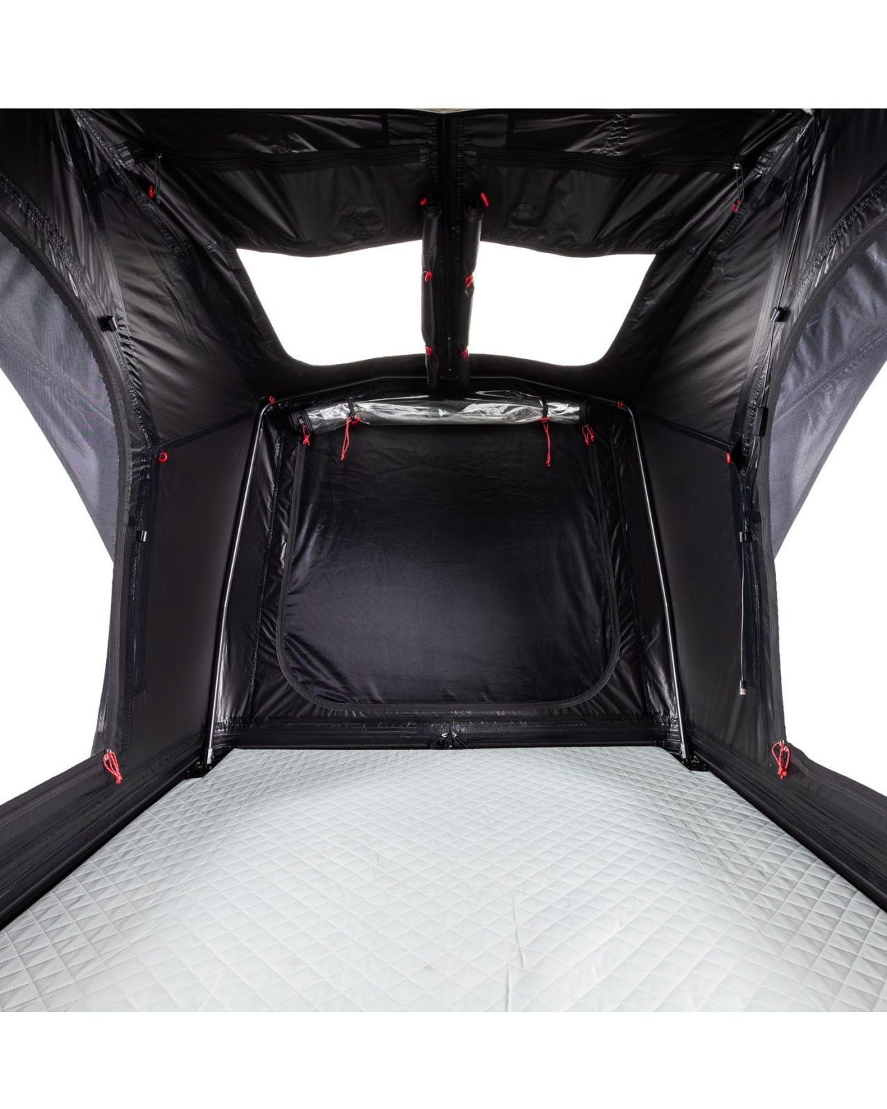 Tente de toit ARB Intrepid pour espace 4x4, montage sur véhicule, en tissu résistant avec fenêtre et entrée zippée.