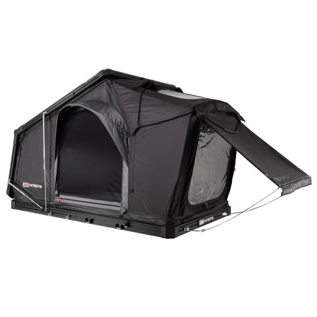Tente de toit ARB Intrepid pour espace 4x4, installation sur véhicule, tissu robuste et fenêtre avec moustiquaire visible.