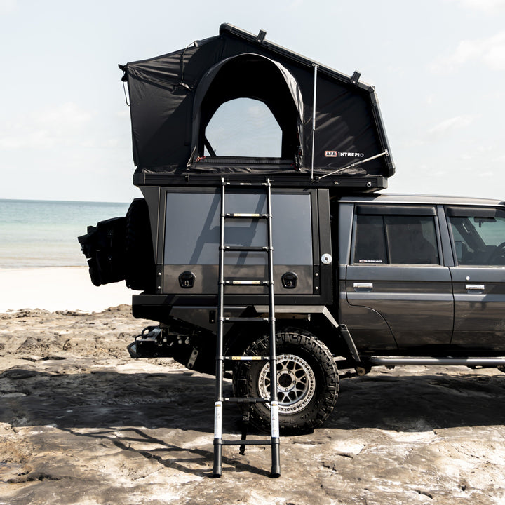 Tente de toit ARB Intrepid pour espace 4x4, installation sur le toit, conception robuste et pratique pour l'aventure en plein air.