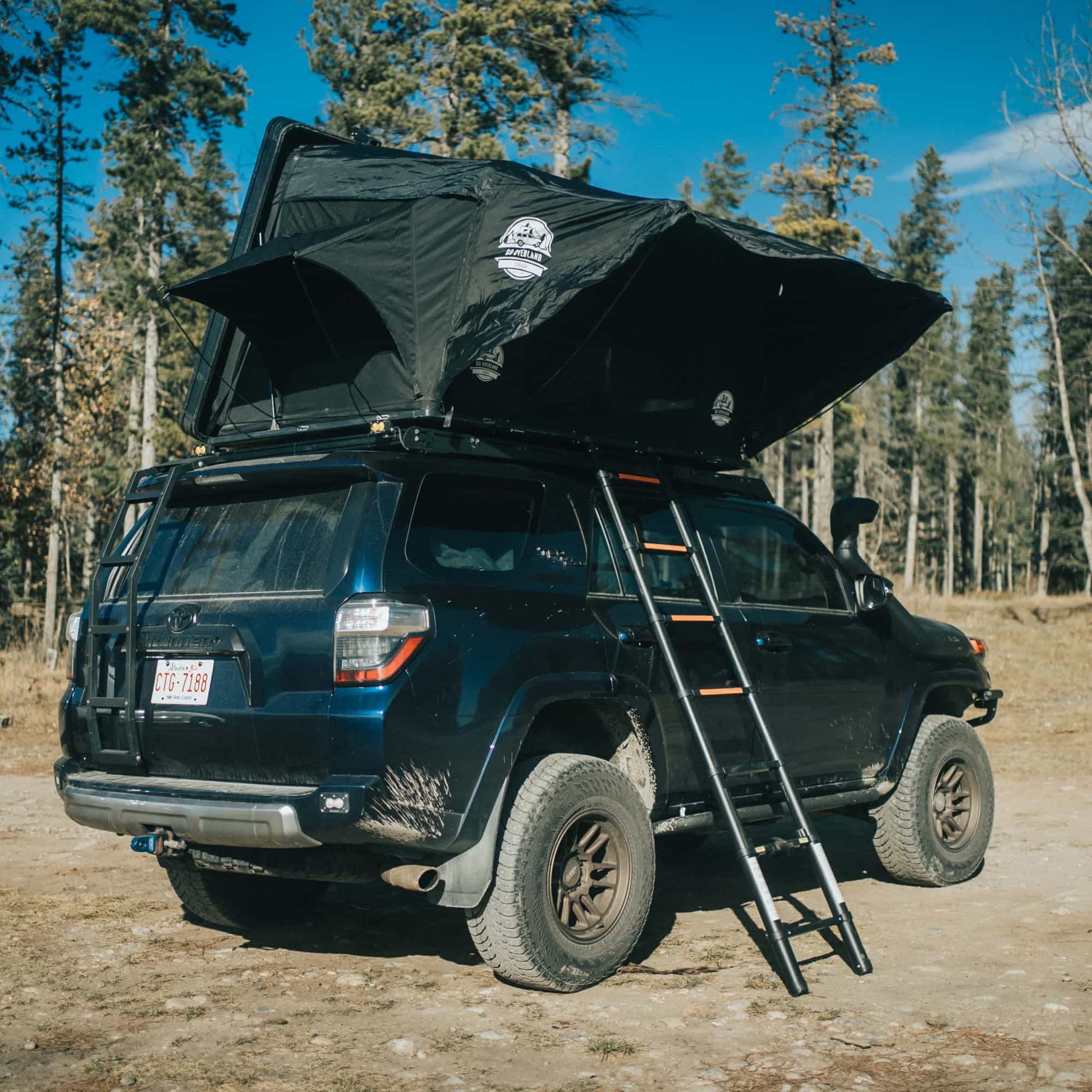 Tente de toit EQUINOX 2 places de GO OVERLAND CANADA en aluminium, vue de face, installée sur un véhicule tout-terrain.