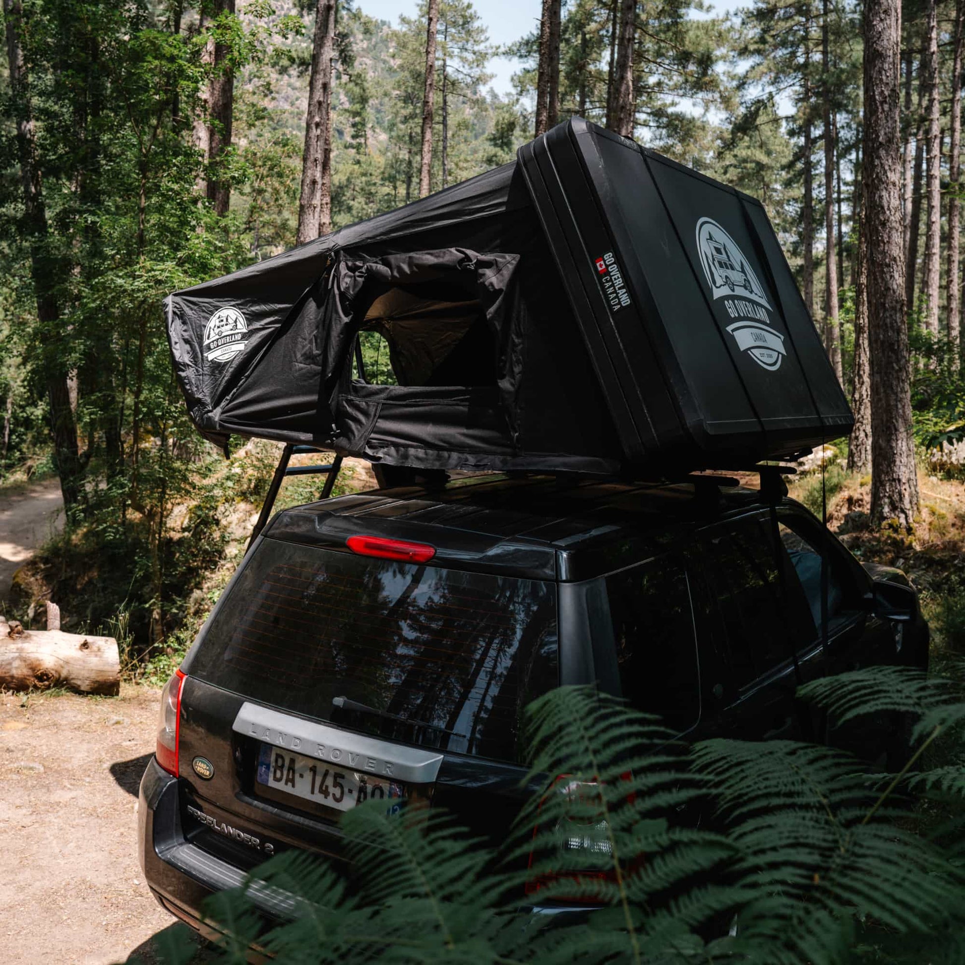 Tente de toit Expedition L de Go Overland Canada, pour 3 à 4 personnes, installée sur un véhicule tout-terrain.