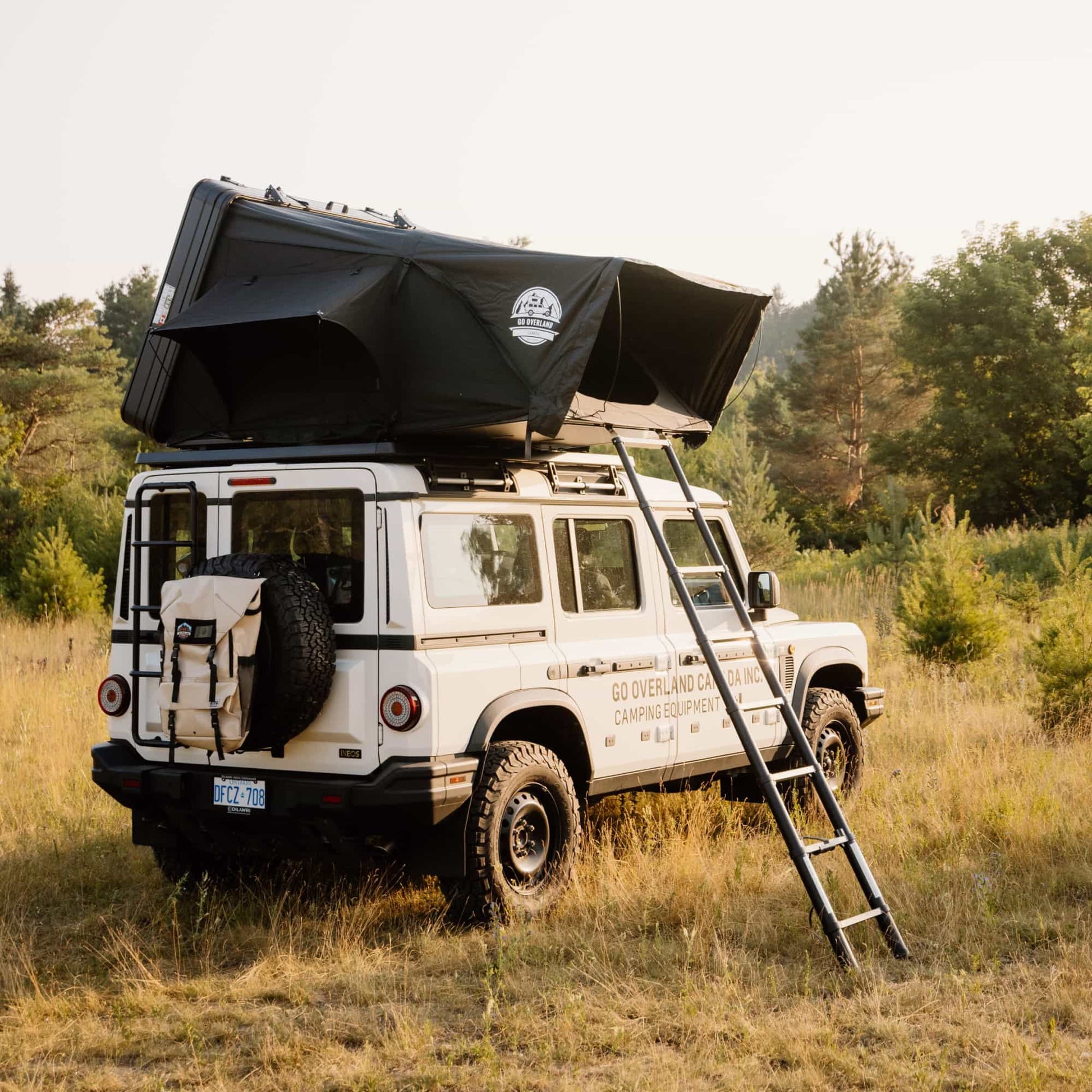 Tente de toit Expedition L de GO OVERLAND CANADA, adaptée pour 3 à 4 personnes, installée sur un véhicule tout-terrain.