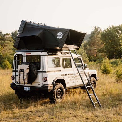Tente de toit Expedition L de GO OVERLAND CANADA, adaptée pour 3 à 4 personnes, installée sur un véhicule tout-terrain.