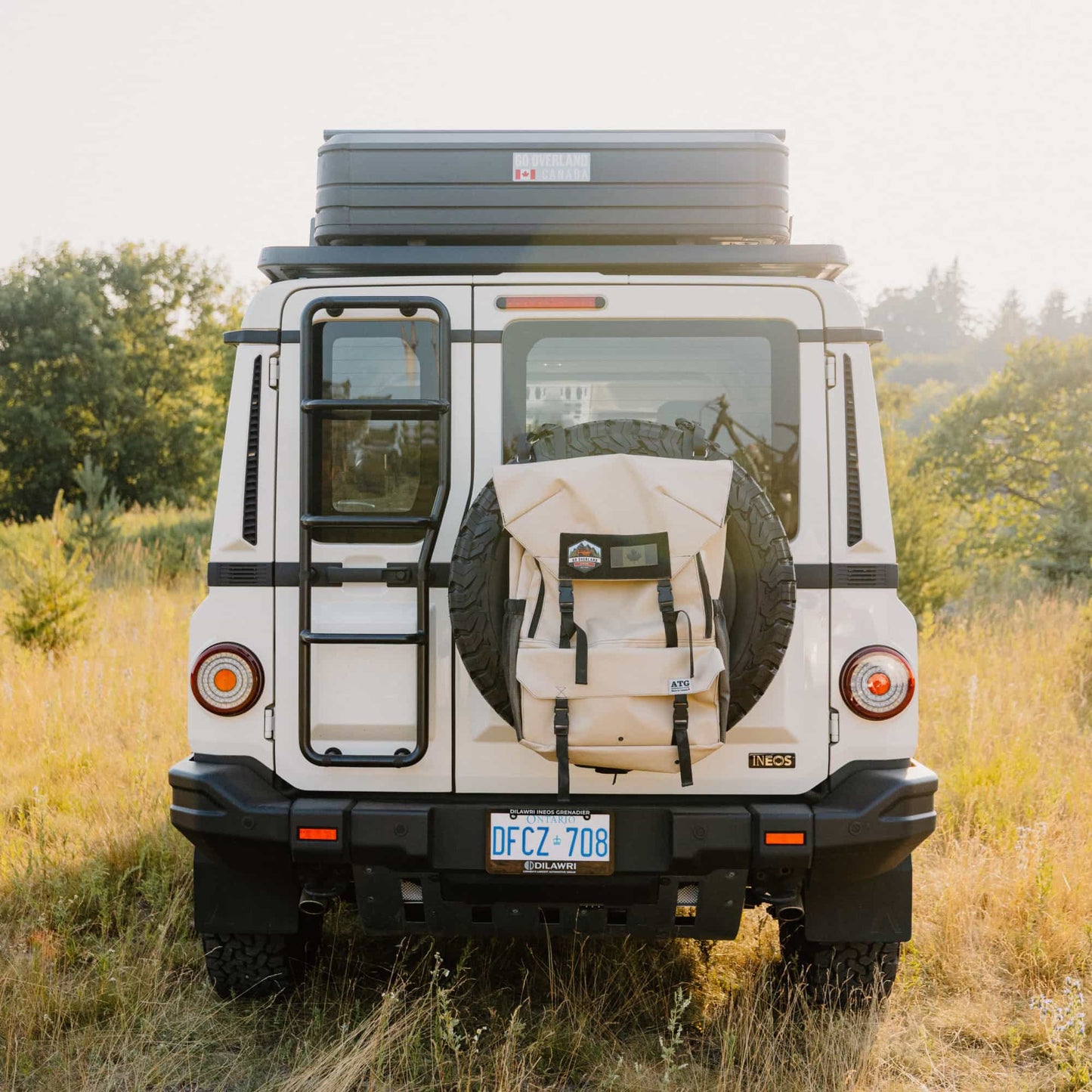 Tente de toit Expedition L de GO OVERLAND CANADA pour 3 ou 4 personnes, installation sur un véhicule tout-terrain.