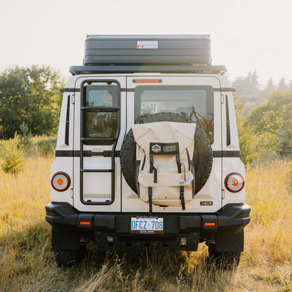 Tente de toit Expedition L de GO OVERLAND CANADA pour 3 ou 4 personnes, installation sur un véhicule tout-terrain.