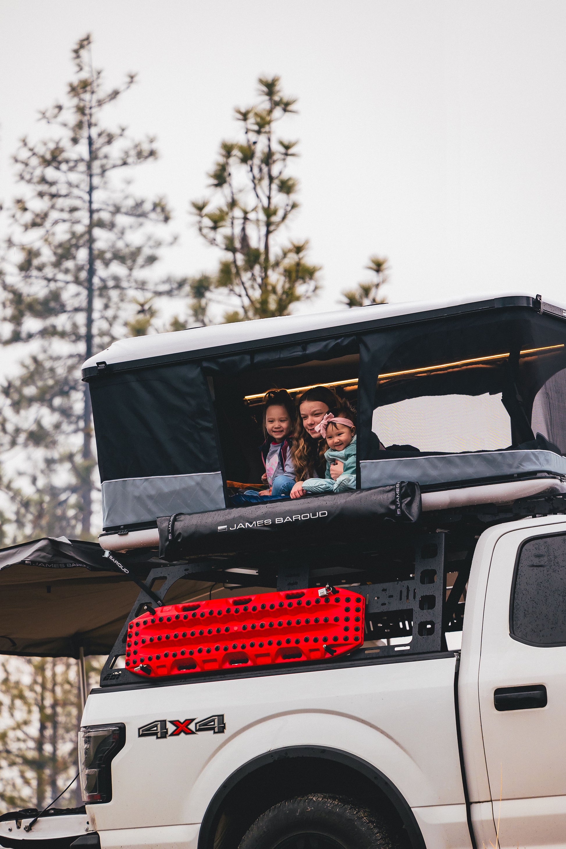 Tente de toit James Baroud Odyssey L offrant confort 360° et haute qualité, montée sur un véhicule tout-terrain.