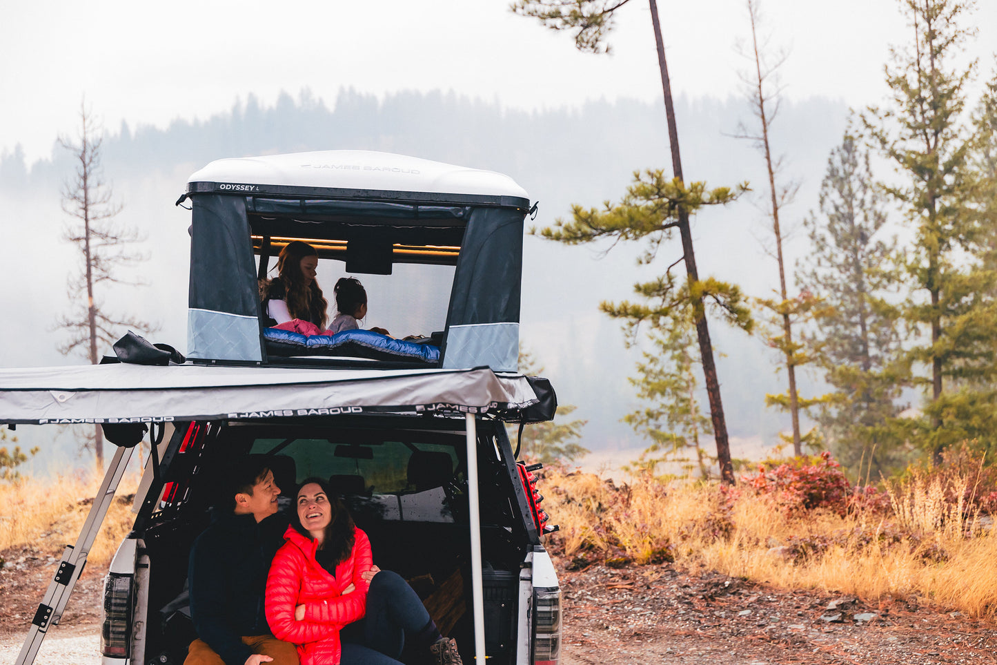 Tente de toit James Baroud ODYSSEY L, modèle confortable 360°, en tissu résistant, installée sur un véhicule tout-terrain.
