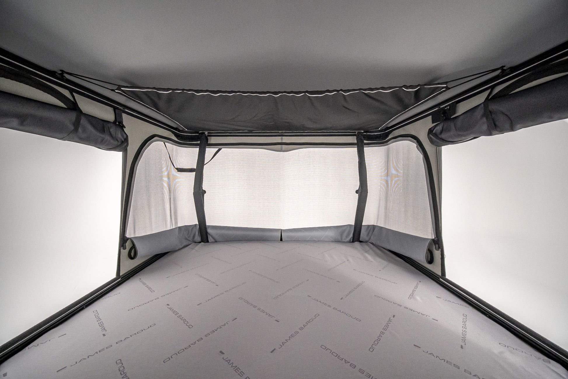 Tente de toit James Baroud Odyssey L, modèle Confort 360°, haute qualité, fixation sur véhicule, ouverte avec matelas visible.