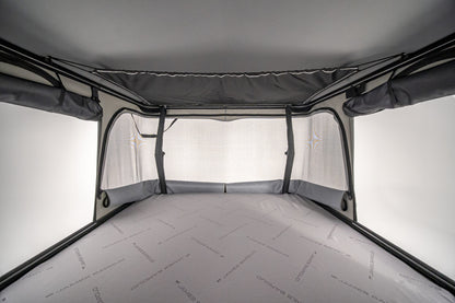 Tente de toit James Baroud Odyssey L, modèle Confort 360°, haute qualité, fixation sur véhicule, ouverte avec matelas visible.
