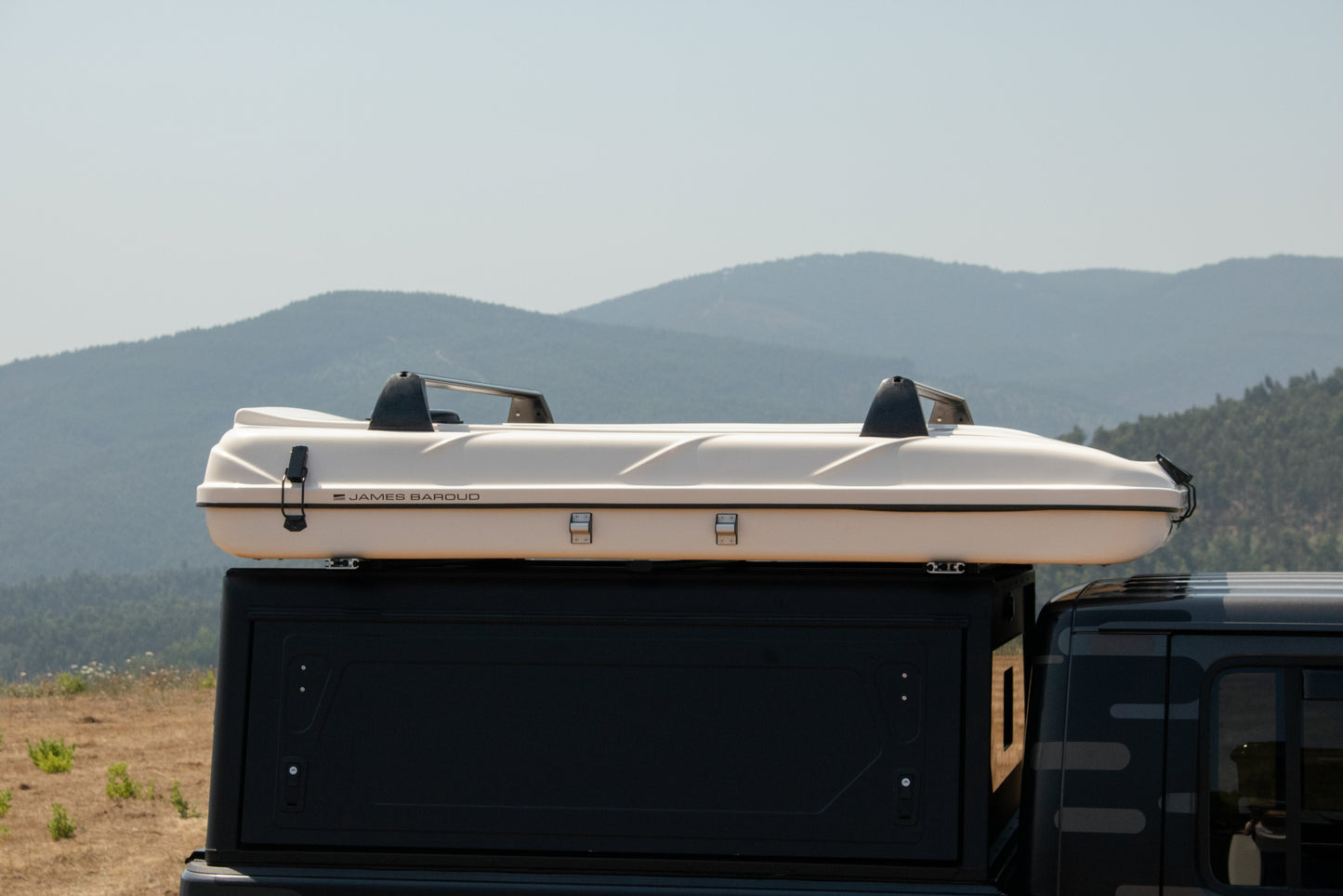 Tente de toit James Baroud PROLINE Evasion, tente de toit robuste pour camping en plein air, montée sur un véhicule tout-terrain.
