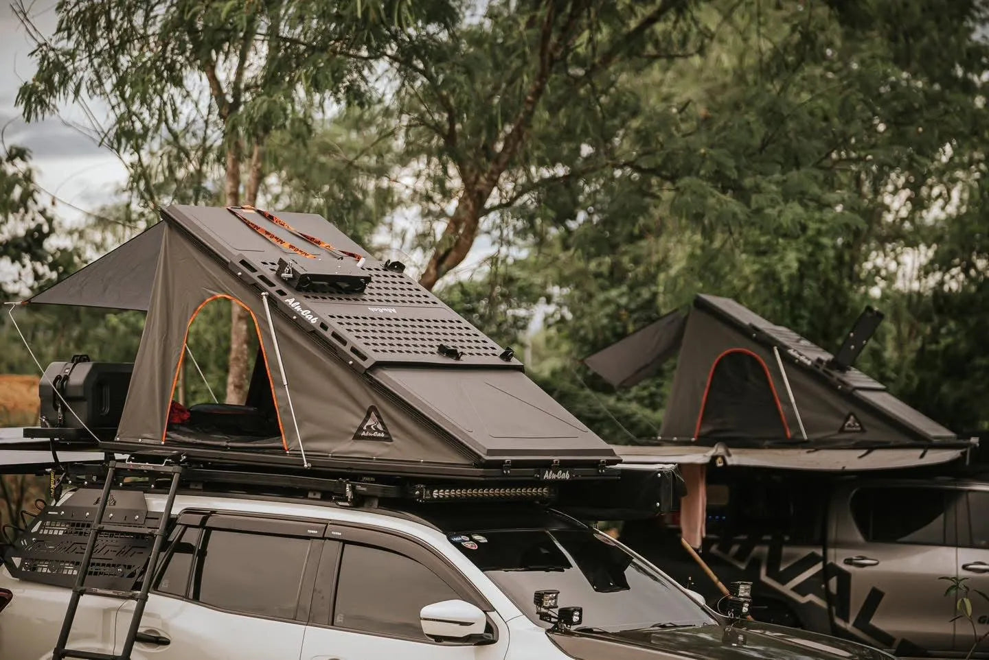 Tente de toit Alu-Cab LT-50 en aluminium, légère et robuste, installée sur un véhicule tout-terrain, pour camping confortable.