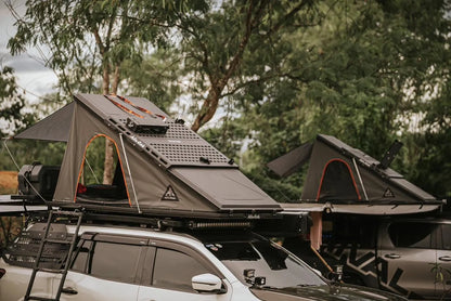 Tente de toit Alu-Cab LT-50 en aluminium, légère et robuste, installée sur un véhicule tout-terrain, pour camping confortable.