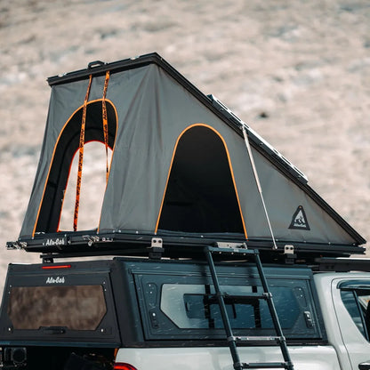 Tente de toit Alu-Cab LT-50 en aluminium, installation sur véhicule, léger et robuste, pour camping en plein air.