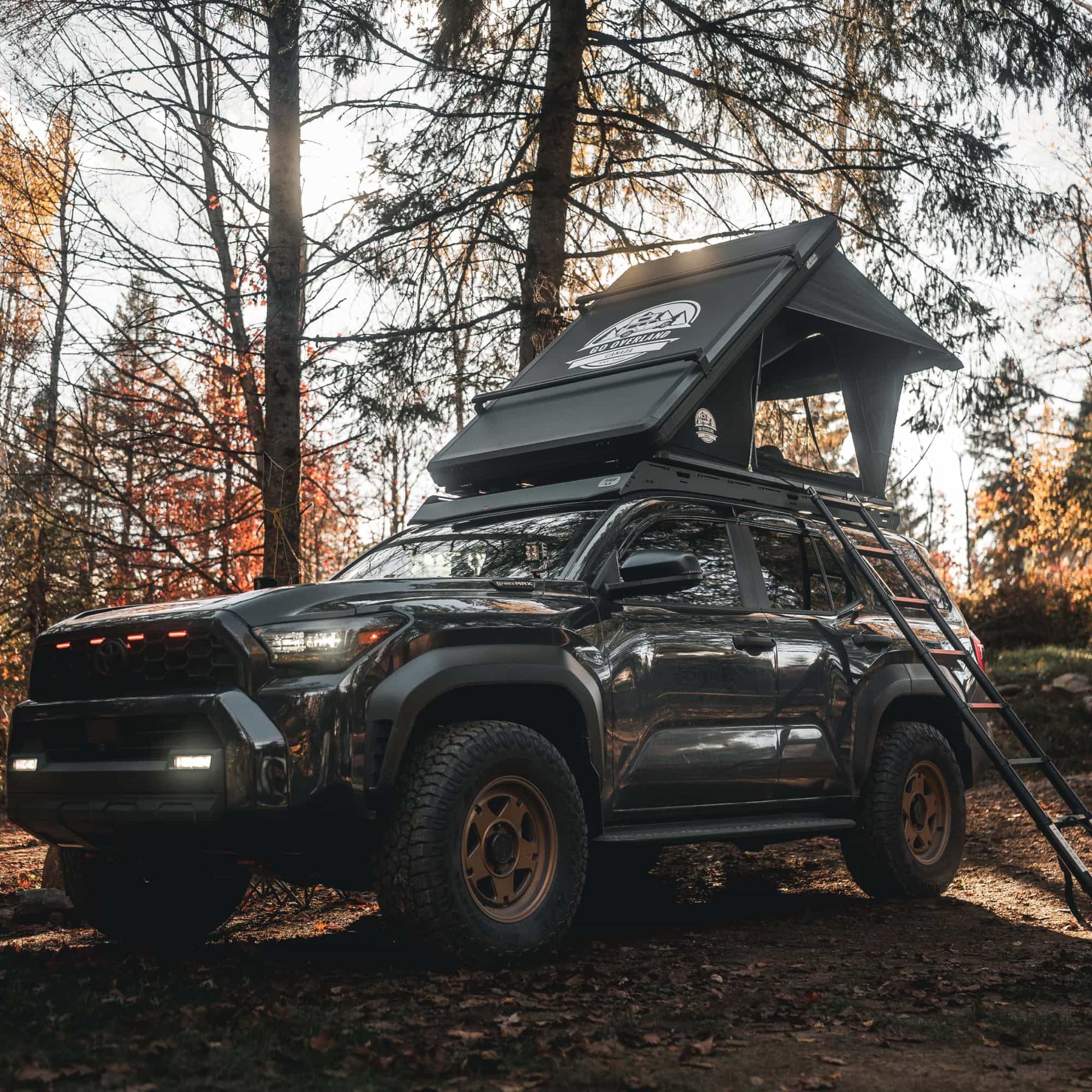 Tente de toit Summit 140 GO OVERLAND CANADA avec coque en aluminium ultra-légère sur une voiture tout-terrain