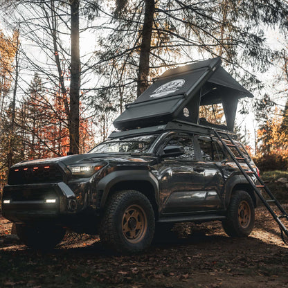 Tente de toit Summit 140 GO OVERLAND CANADA avec coque en aluminium ultra-légère sur une voiture tout-terrain