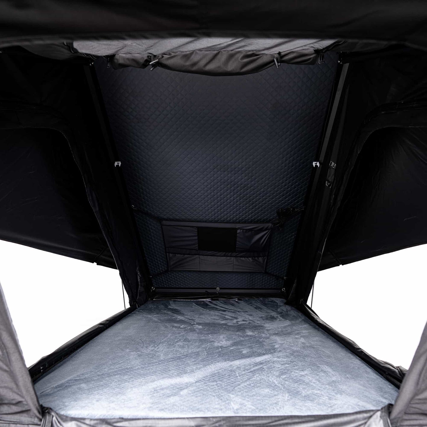 Tente de toit Summit 140 GO OVERLAND CANADA avec coque en aluminium ultra-légère, installation sur véhicule tout-terrain.
