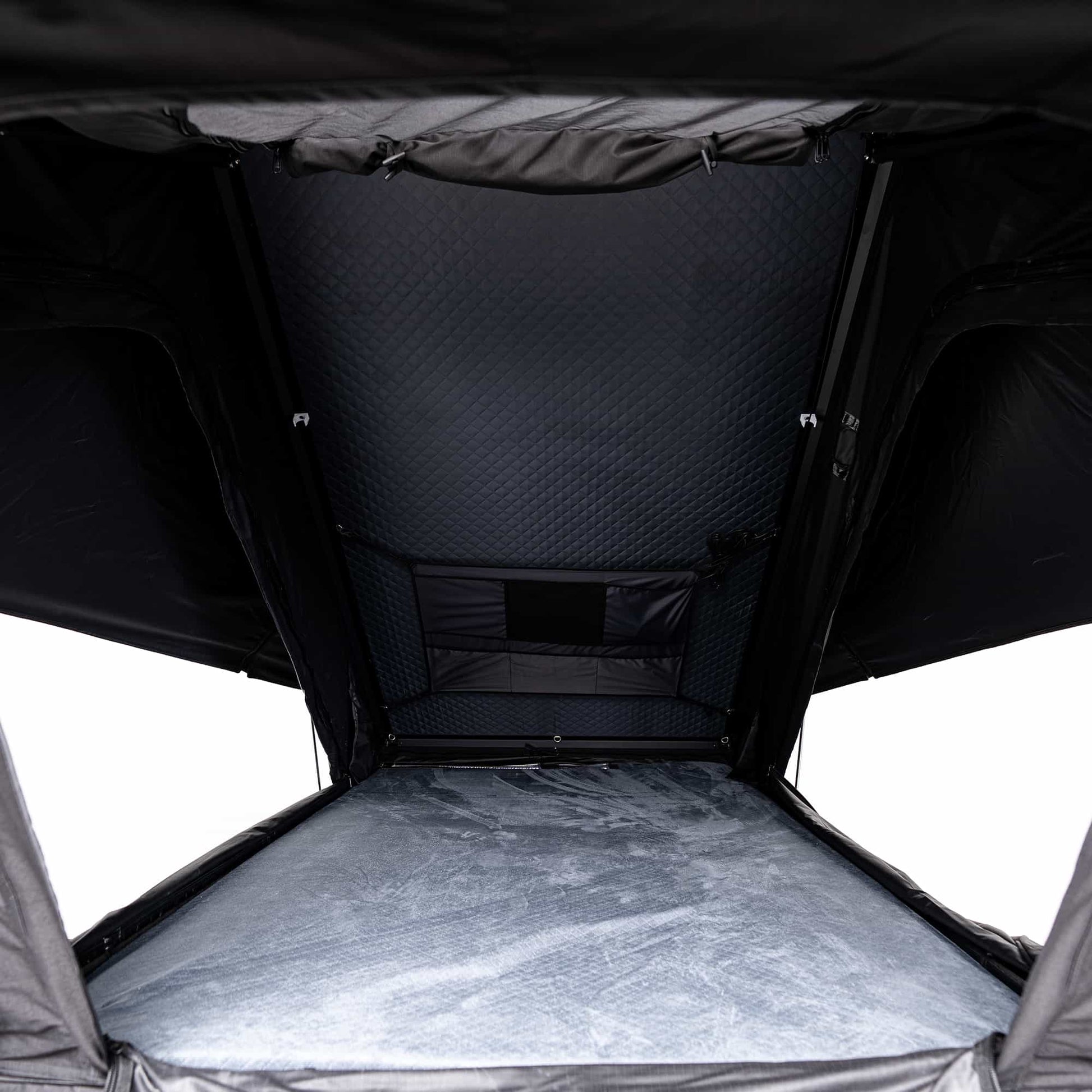 Tente de toit Summit 140 GO OVERLAND CANADA avec coque en aluminium ultra-légère, installation sur véhicule tout-terrain.