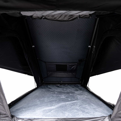 Tente de toit Summit 140 GO OVERLAND CANADA avec coque en aluminium ultra-légère, installation sur véhicule tout-terrain.