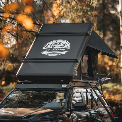 Tente de toit Summit 140 GO OVERLAND CANADA, coque aluminium ultra-légère, installation sur véhicule tout-terrain.