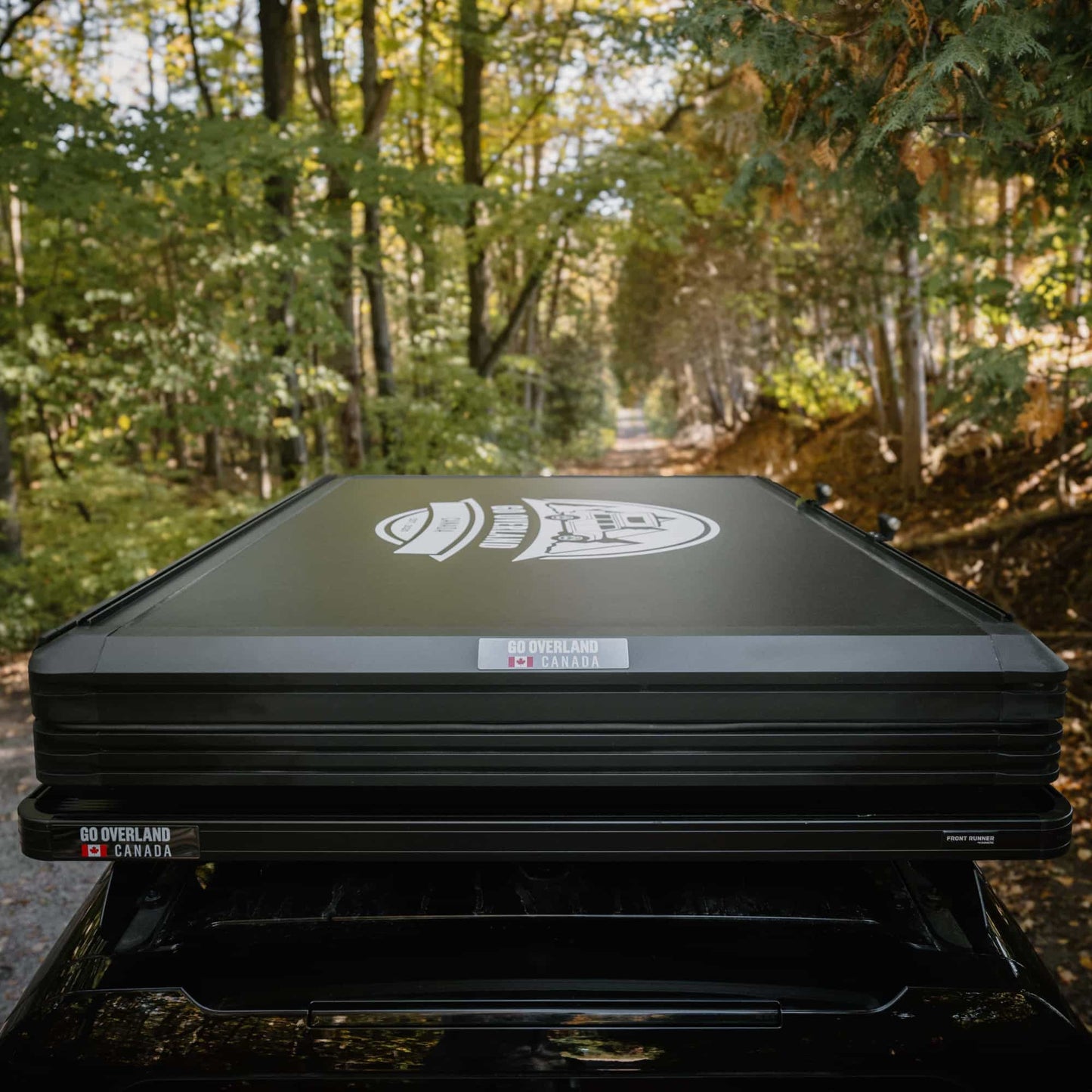Tente de toit Voyage L Go Overland Canada pour 4 personnes, installation sur véhicule, tissu résistant, ouverture facile.