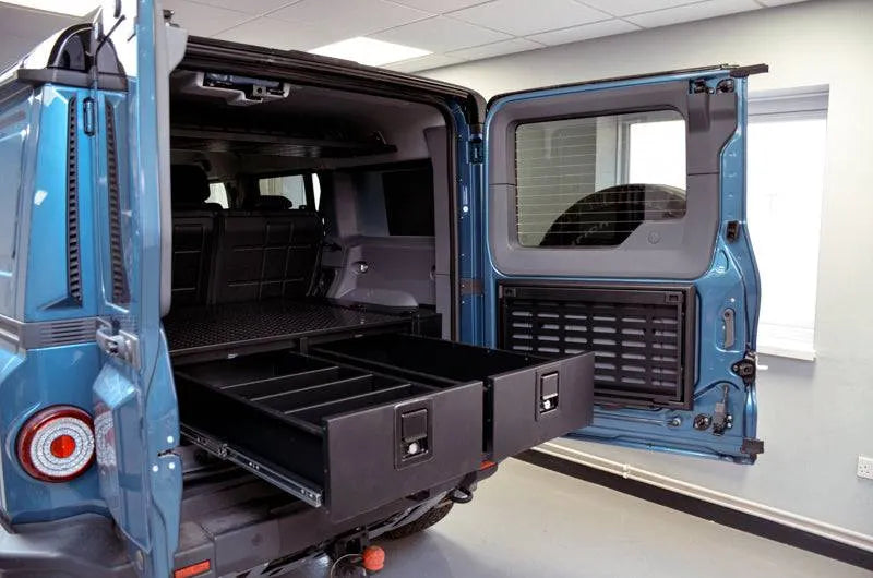 Tiroirs de rangement RUUUD pour aménagement INEOS GRENADIER 2023+ Utility Wagon, vue des tiroirs installés dans le véhicule.