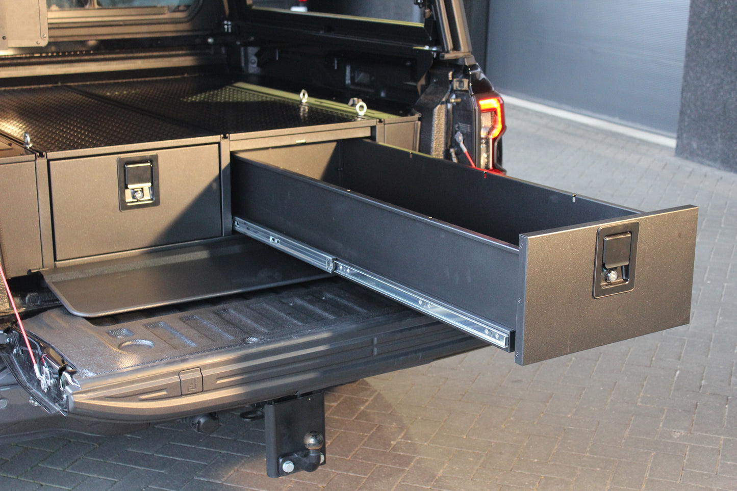 Système double tiroir RUUUD pour Ford Ranger Next Gen 2023+ PHEV, tiroirs robustes en métal, installation dans le coffre du véhicule.