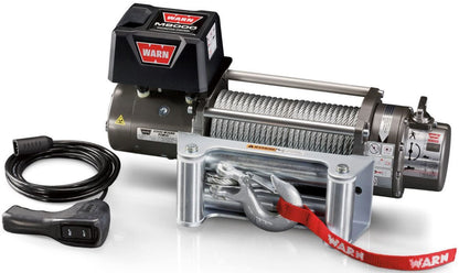 Treuil Warn M8000 3629kg 12V pour récupération tout-terrain, avec câble robuste et commande électrique.