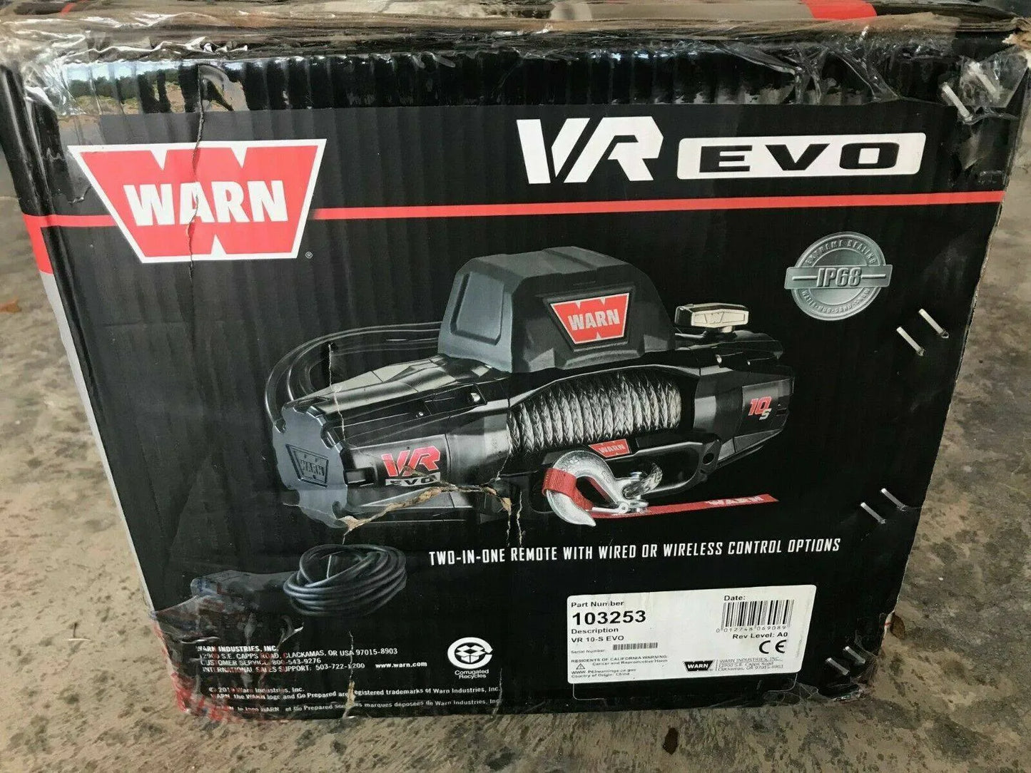 Treuil Warn VR-EVO 10S de 4,5 tonnes avec câble synthétique, utilisé pour le levage et le remorquage tout-terrain.
