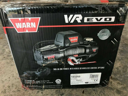 Treuil Warn VR-EVO 10S de 4,5 tonnes avec câble synthétique, utilisé pour le levage et le remorquage tout-terrain.