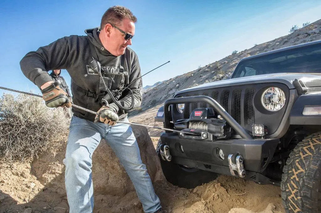 Treuil Warn VR-EVO 10S 4,5T avec câble synthétique, équipement robuste pour 4x4 et activités tout-terrain.