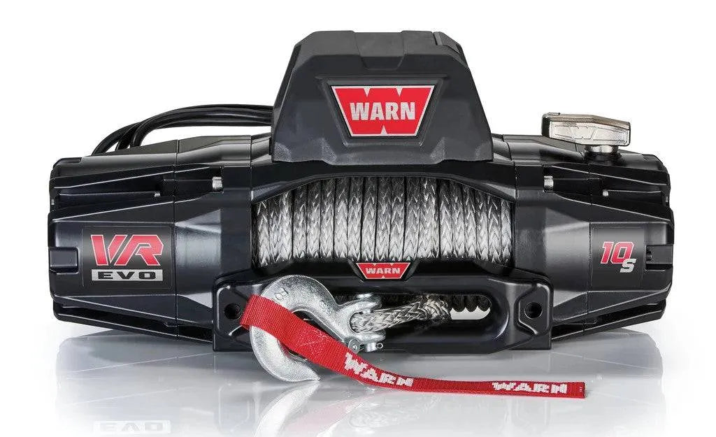 Treuil Warn VR-EVO 10S de 4,5 tonnes avec câble synthétique, utilisé pour le levage et le remorquage tout-terrain.