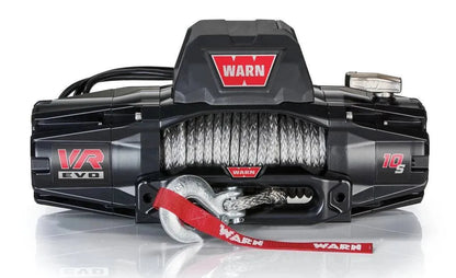 Treuil Warn VR-EVO 10S de 4,5 tonnes avec câble synthétique, utilisé pour le levage et le remorquage tout-terrain.
