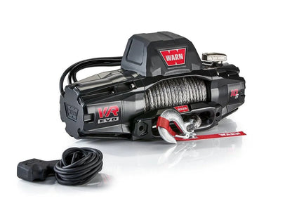 Treuil WARN VR-EVO 10S 4,5T avec câble synthétique, treuils robustes pour véhicules tout-terrain, en action ou en position.