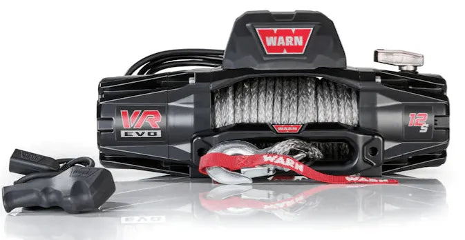 Treuil Warn VR-EVO 12S 5,4T avec câble synthétique, pour 12V, vue en gros plan montrant le mécanisme et le câble.