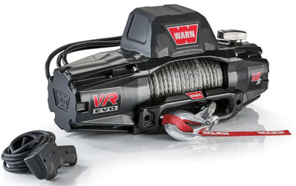 Treuil Warn VR-EVO 12S 5.4T avec câble synthétique, conçu pour véhicules 12V, image montrant le treuil robuste et ses composants