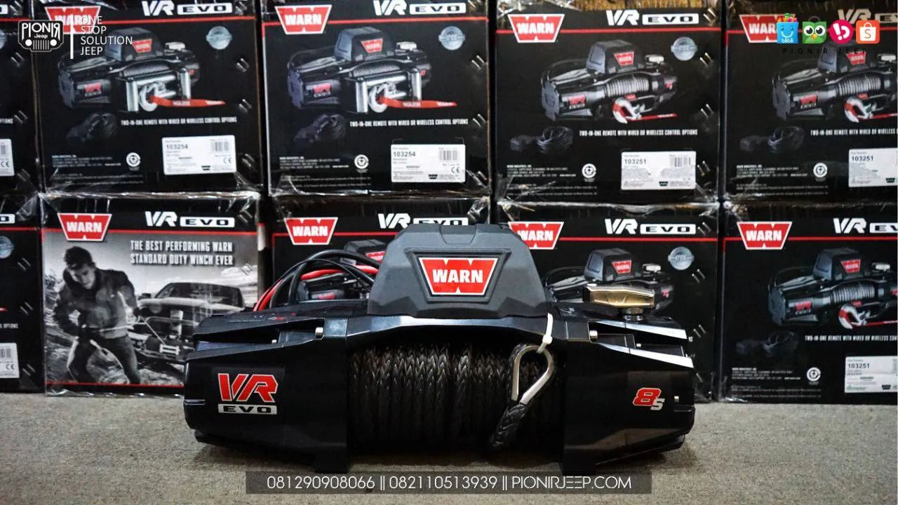 Treuil WARN VR-EVO 8-S 3.6T avec corde synthétique, pour 4x4, électrique 12V, visible avec câble robuste et mécanisme de levage.