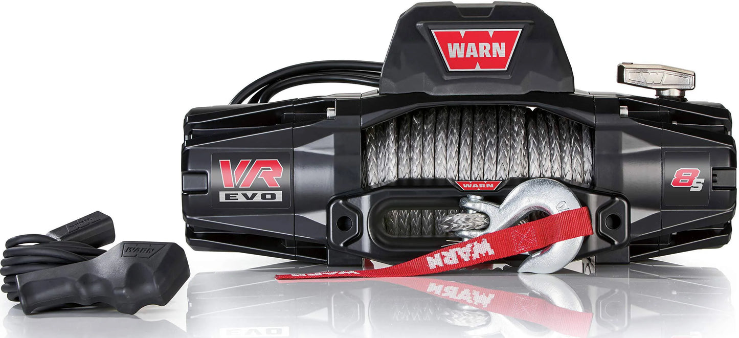 Treuil Warn VR-EVO 8-S 3.6T avec corde synthétique, électrique 12V, pour levage ou récupération tout-terrain.