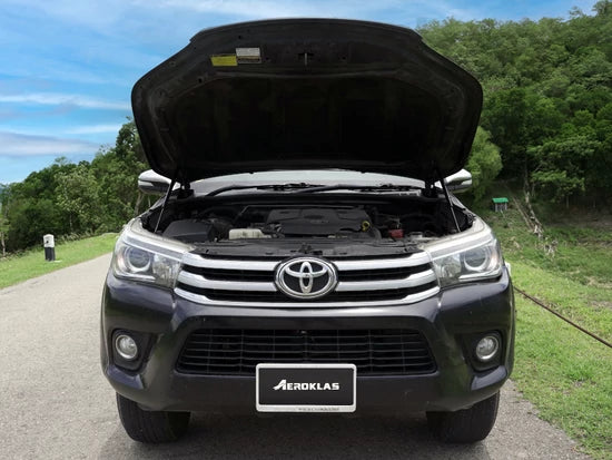 Vérins de capot Aeroklas 4x4, automatique et durable, montés sur un capot de véhicule tout-terrain.