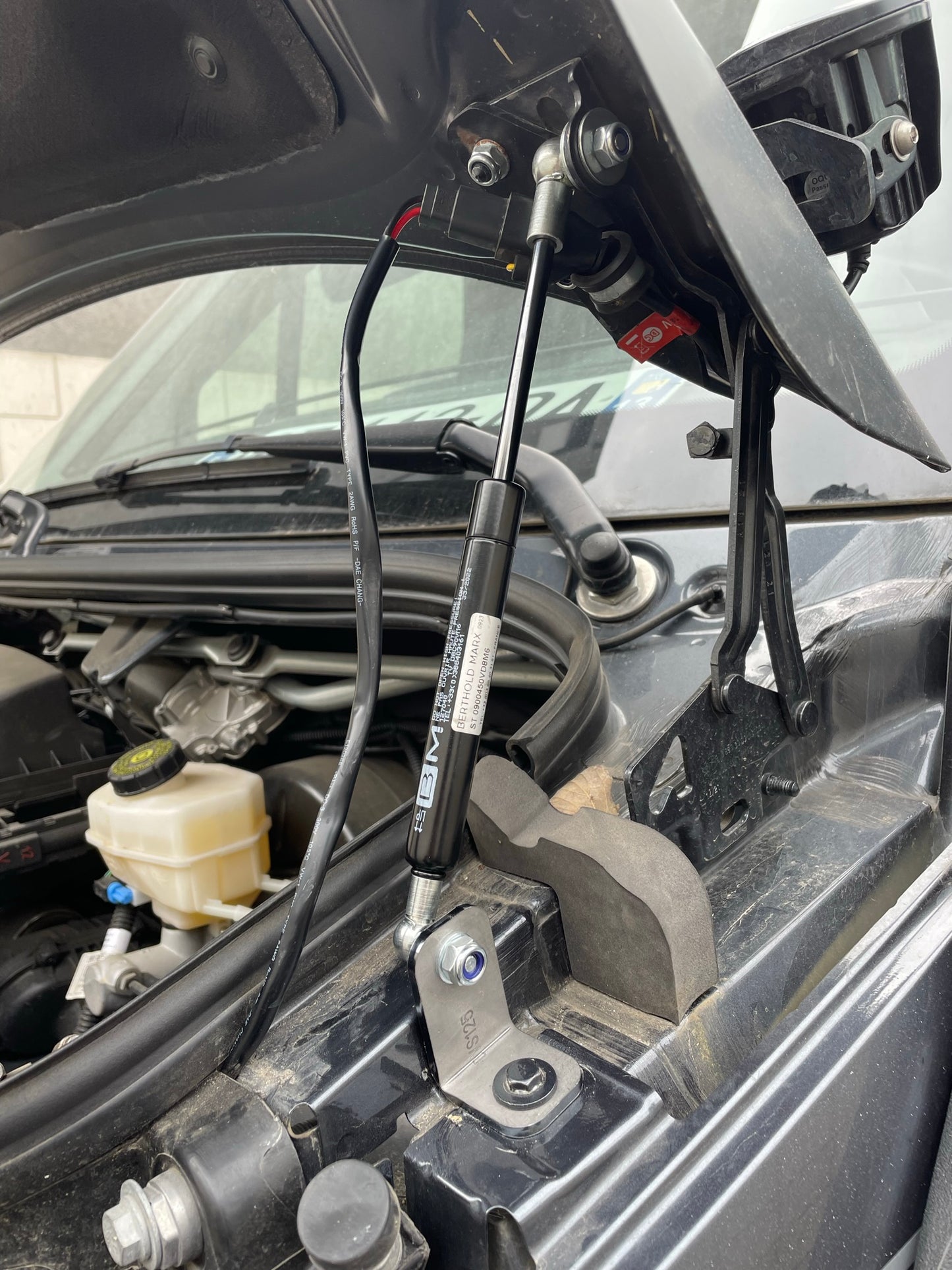 Vérins de capot N4 OFFROAD pour Mercedes Sprinter W907 N4, support et ouverture du capot en image.