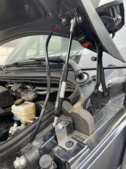 Vérins de capot N4 OFFROAD pour Mercedes Sprinter W907 N4, support et ouverture du capot en image.