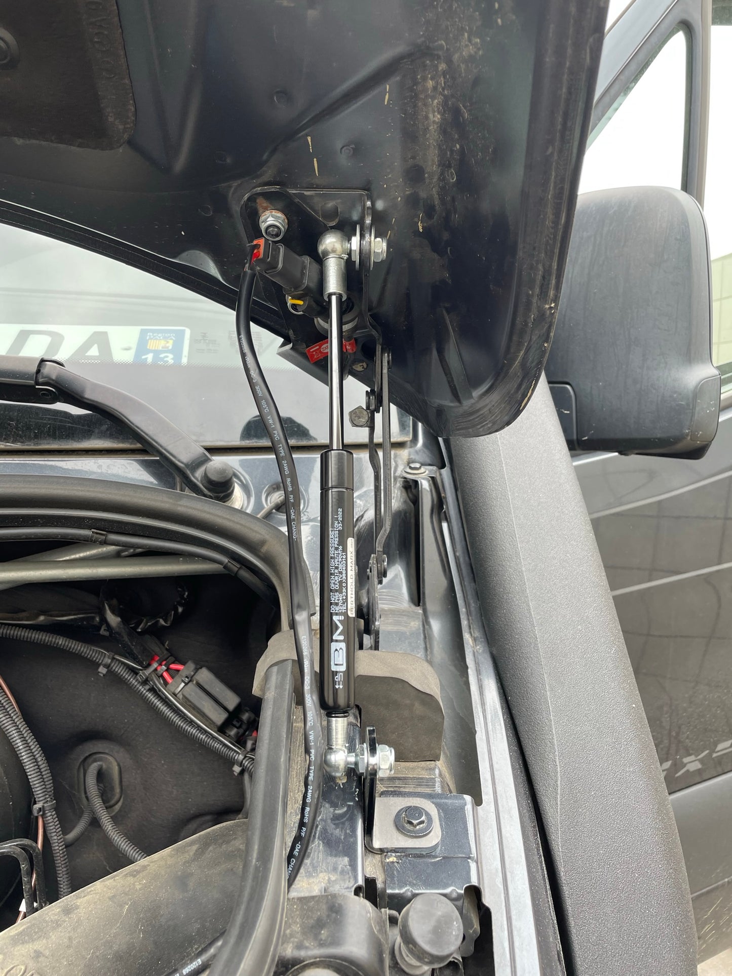 Vérins de capot N4 OFFROAD pour Mercedes Sprinter W907, supports robustes pour ouverture facile du capot.