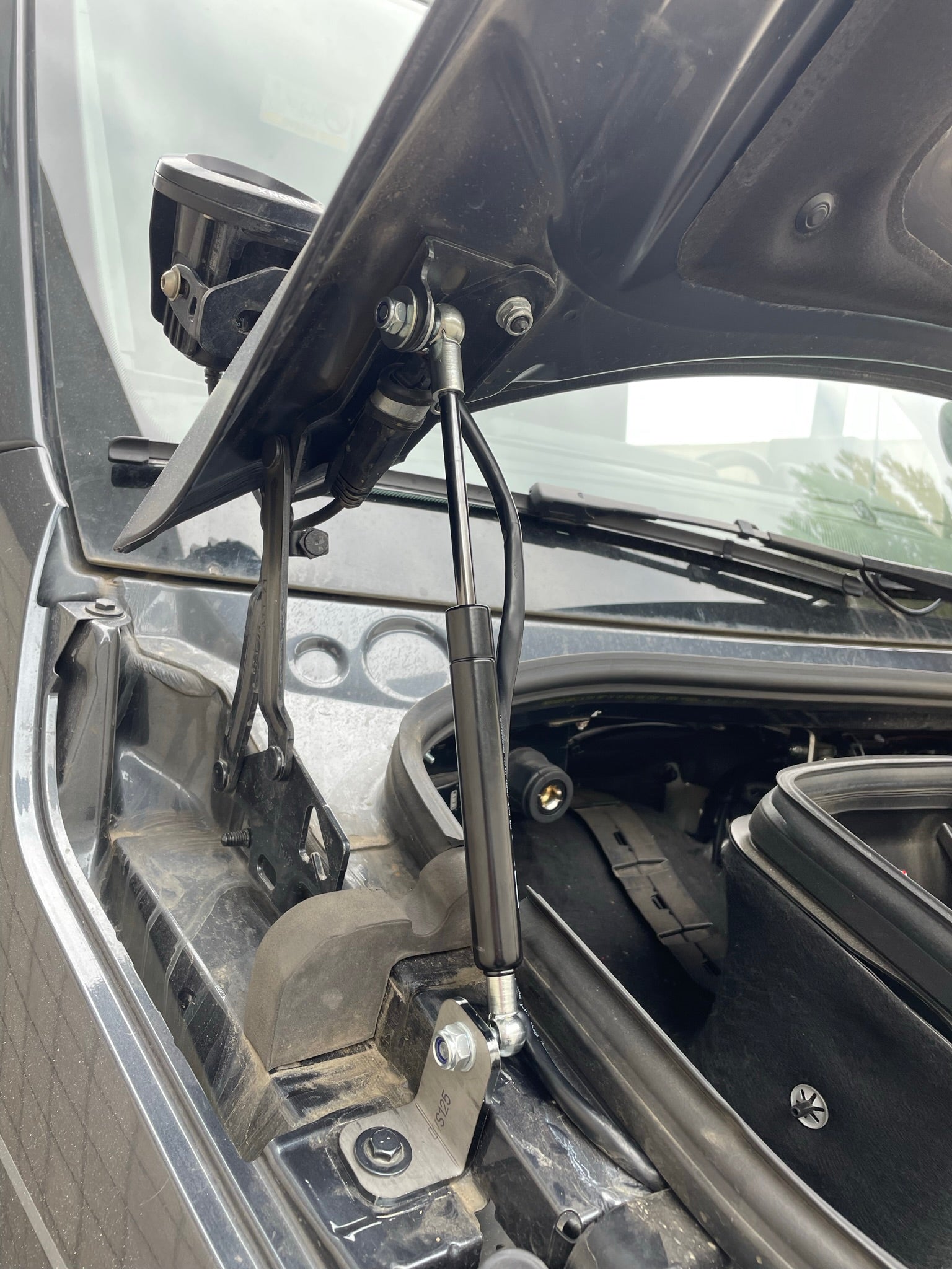 Vérins de capot N4 OFFROAD pour Mercedes Sprinter W907 N4, support durable pour lever le capot du véhicule.